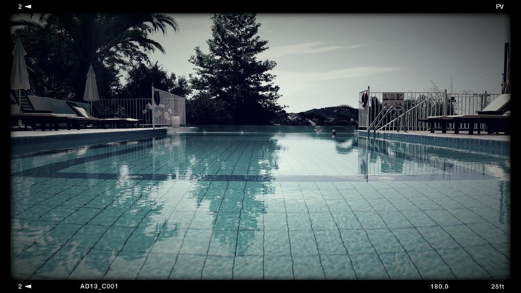 Hotel Zorbas Family House Troulos Exterior foto